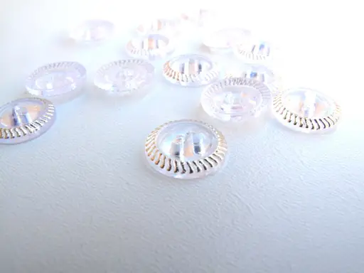 Gombík dvojdierkový košeľový slniečko 13mm/zlato- číry