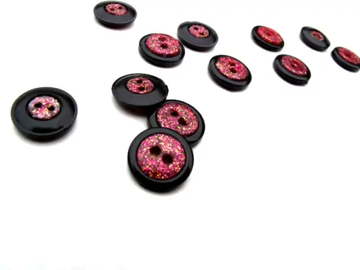 Gombík dvojdierkový košeľový glitre 13mm/čierno- malinový