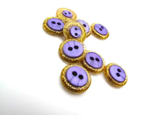 Gombík dvojdierkový košeľový glitre 13mm/zlato- fialový