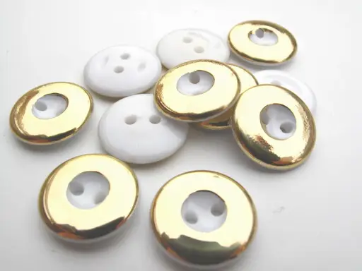 Gombík dvojdierkový hladký kruh 16mm/bielo- zlatý