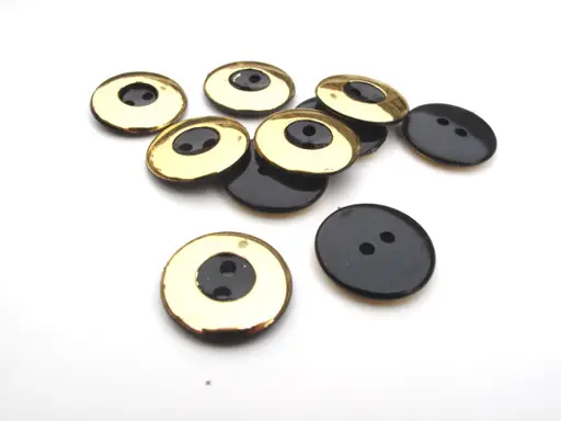 Gombík dvojdierkový hladký kruh 18mm/čierno- zlatý