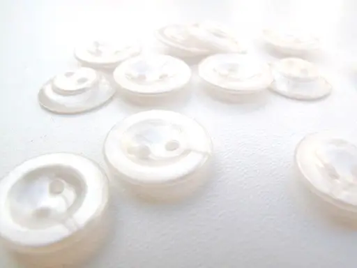 Gombík dvojdierkový košeľový s jamkou 13mm/biela perleť