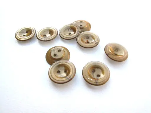 Gombík dvojdierkový košeľový s jamkou 13mm/khaki- zlatý
