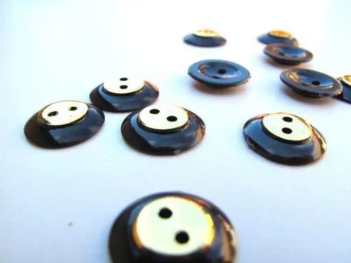 Gombík dvojdierkový košeľový vyvýšený krúžok 14mm/zlato- čierny