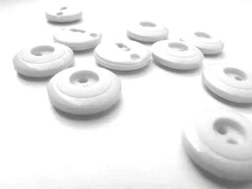 Gombík dvojdierkový kruhy 19mm/biely