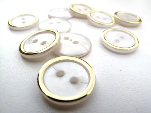 Gombík dvojdierkový prádlový s krúžkom 18mm/zlato- biela perleť