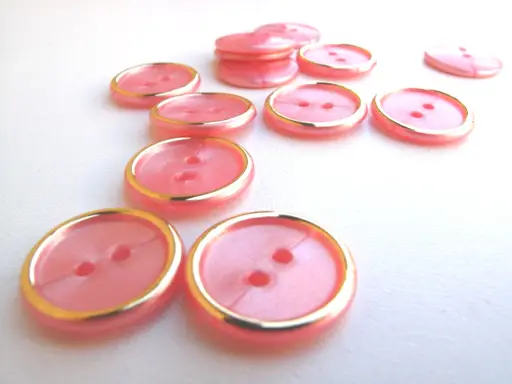 Gombík dvojdierkový prádlový s krúžkom 18mm/zlato- ružový perleťový