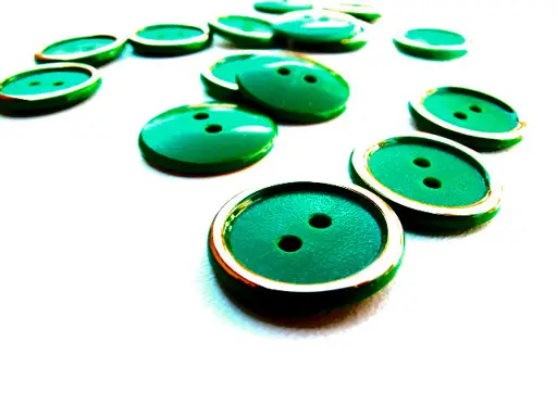 Gombík dvojdierkový prádlový s krúžkom 18mm/zlato- trávový zelený
