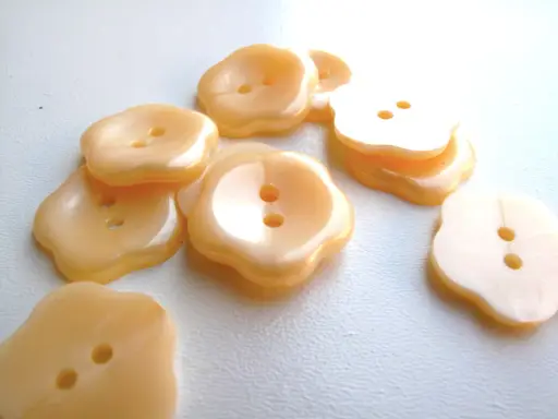 Gombík dvojdierkový kvietok 20mm/marhuľový perleťový