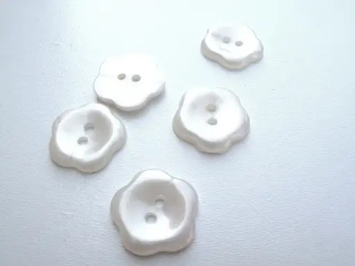 Gombík dvojdierkový kvietok 20mm/smotanový perleťový