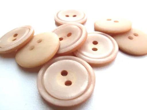 Gombík dvojdierkový matný kruh s patinou 22mm/béžový