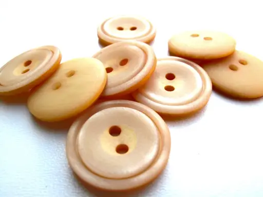Gombík dvojdierkový matný kruh s patinou 22mm/béžový tmavší