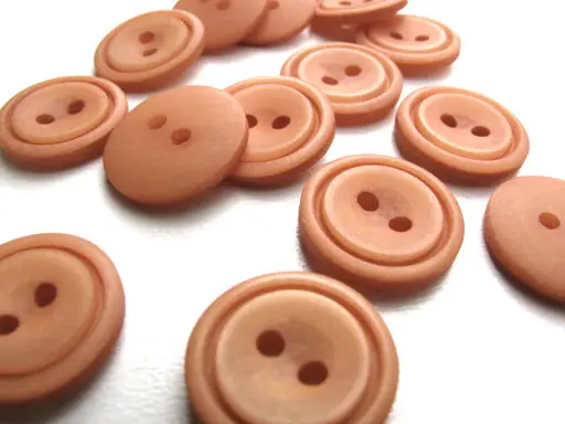 Gombík dvojdierkový matný kruh s patinou 22mm/karamelový