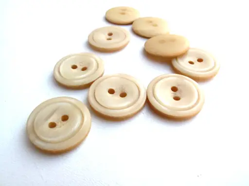 Gombík dvojdierkový matný kruh s patinou 22mm/maslový tmavší