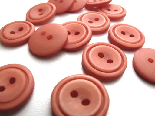 Gombík dvojdierkový matný kruh s patinou 22mm/terakotový