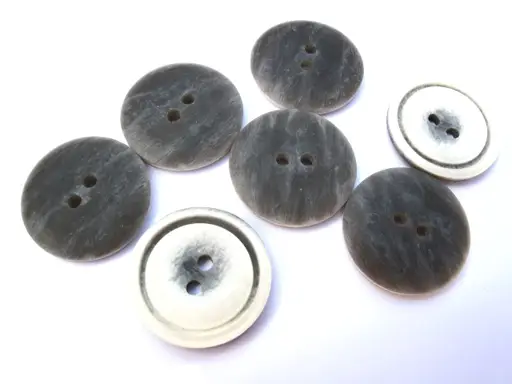 Gombík dvojdierkový matný kruh s patinou 24mm/šedo- slonovinový