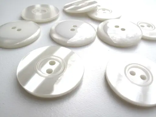 Gombík dvojdierkový medzikrúžok 32mm/perleť smotanový