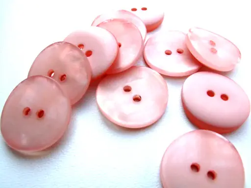 Gombík dvojdierkový hrubší ohnutý perleť 20mm/staroružový