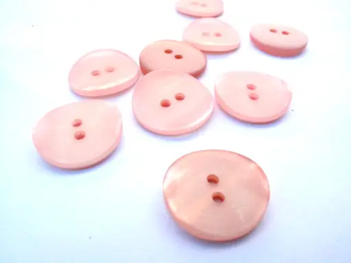 Gombík dvojdierkový hrubší ohnutý perleť 20mm/púdrový ružový