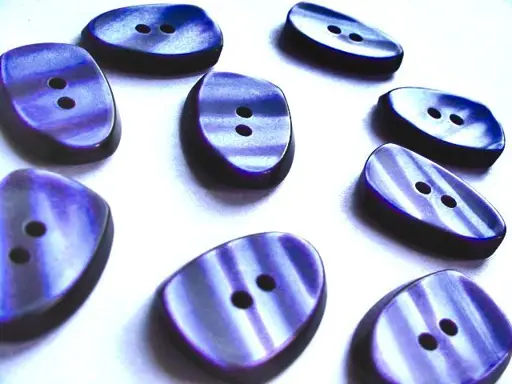 Gombík dvojdierkový perleť oválny 21x15mm/fialový tmavý