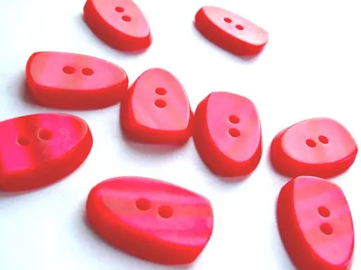Gombík dvojdierkový perleť oválny 21x15mm/malinovočervený