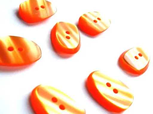 Gombík dvojdierkový perleť oválny 21x15mm/oranžový