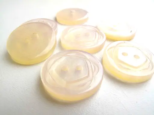 Gombík dvojdierkový perleťový hviezdica 23mm/maslový