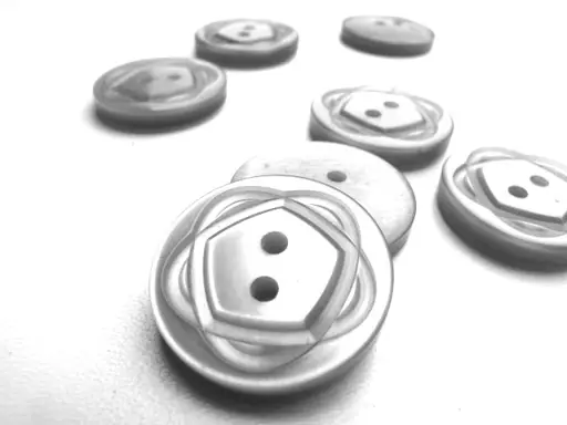 Gombík dvojdierkový perleťový hviezdica 23mm/svetlošedý