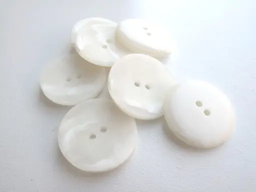 Gombík dvojdierkový perleť mramorovaný 27mm/krémovosmotanový