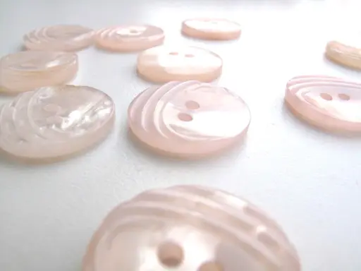 Gombík dvojdierkový perleťový oblúčiky 22mm/ružovkasto smotanový