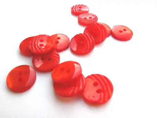 Gombík dvojdierkový perleťový oblúčiky 16mm/červený jasný