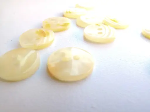 Gombík dvojdierkový perleťový oblúčiky 16mm/maslovožltý jemný