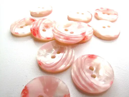 Gombík dvojdierkový perleťový oblúčiky 22mm/červeno- ružový jemný