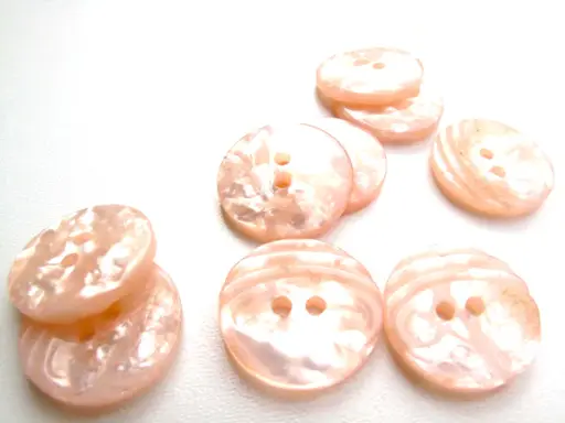 Gombík dvojdierkový perleťový oblúčiky 22mm/marhuľový jemný