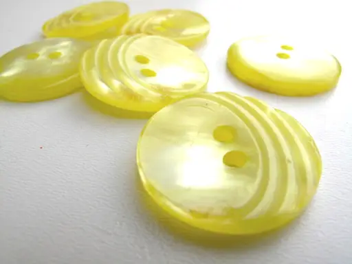 Gombík dvojdierkový perleťový oblúčiky 26mm/maslovožltý