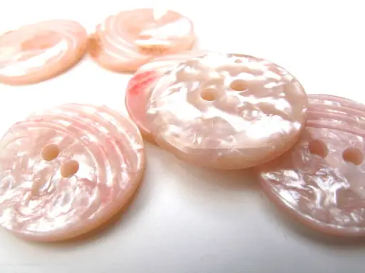 Gombík dvojdierkový perleťový oblúčiky 26mm/ružový jemný