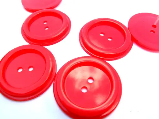 Gombík dvojdierkový s kruhom 35mm/červený jasný