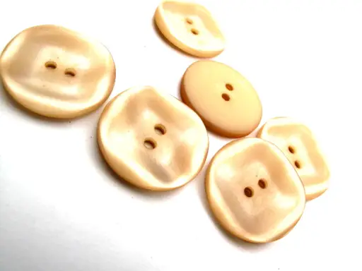 Gombík dvojdierkový matný so štvorcom 22mm/karamel svetlý