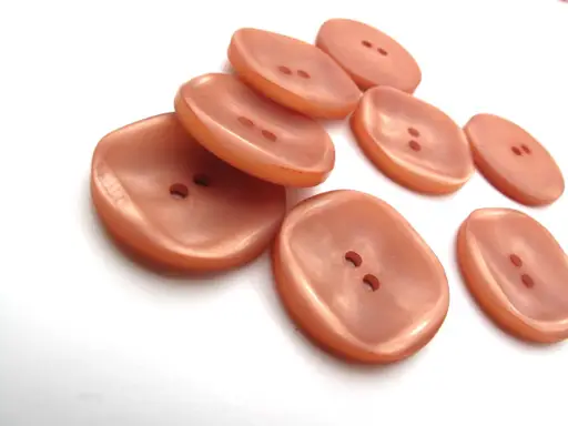 Gombík dvojdierkový matný so štvorcom 22mm/karamel tmavší