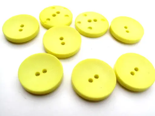 Gombík dvojdierkový vypuklý hrubší 26mm/žltý citrónový