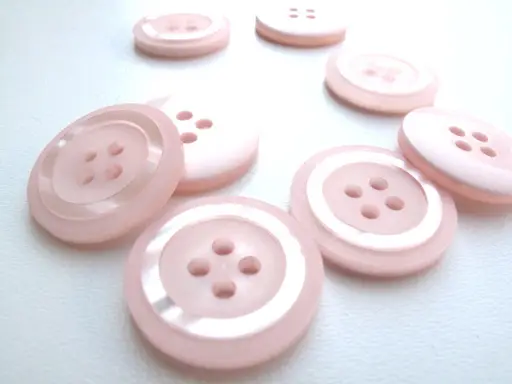 Gombík štvordierkový s perleťovým kruhom 21mm/ružový púdrový