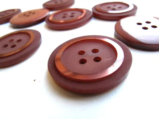 Gombík štvordierkový s perleťovým kruhom 26mm/čokoládový