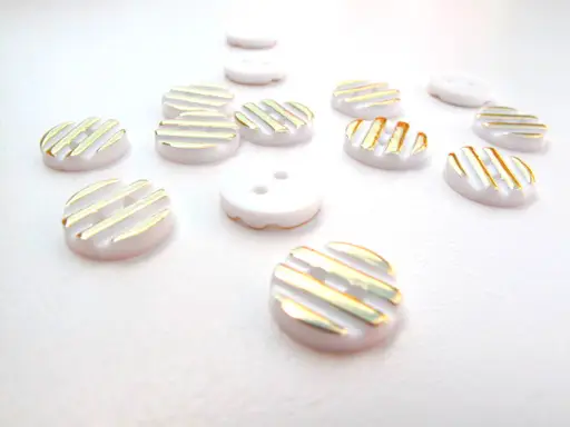 Gombík dvojdierkový košeľový pruhy 12mm/zlato- biely