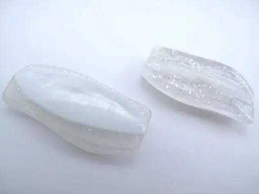 Gombík SP perleť vlnka priesvitný s glitrami 28x13mm/biely