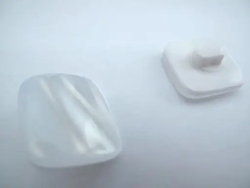 Gombík SP zaoblený štvorec perleťový 18x18mm/biely