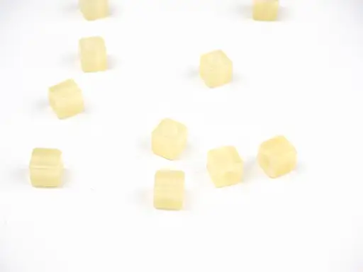 Korálky plastové perleťové veľký prievlak kocka 7x7mmx 3ks/maslové jemné