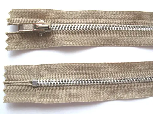 Zips kovový nedeliteľný 4mmx 18cm/béžový svetlý
