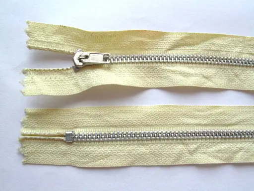 Zips kovový nedeliteľný 4mmx 18cm/maslový