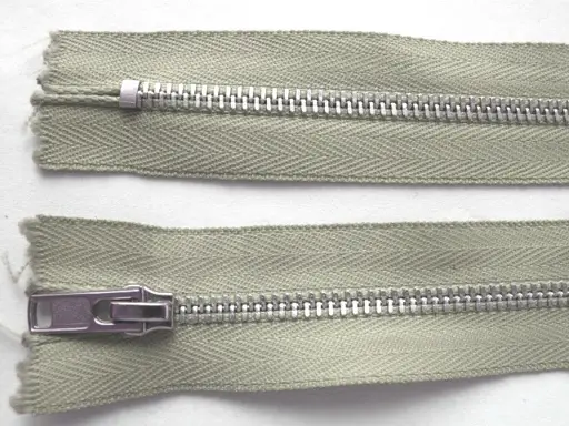Zips kovový nedeliteľný 4mmx 18cm/béžovosivý svetlý