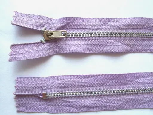 Zips kovový nedeliteľný 4mmx 18cm/levandulový